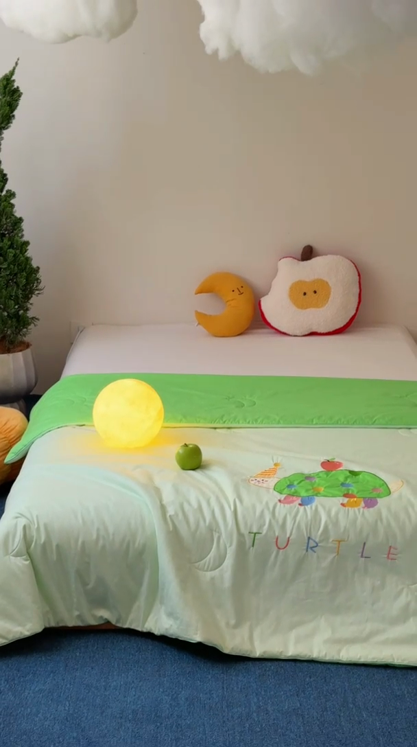 91家纺网 家纺一手货源 找家纺 2025新款快乐多巴胺纯棉夏被 绿色彩虹小恐龙