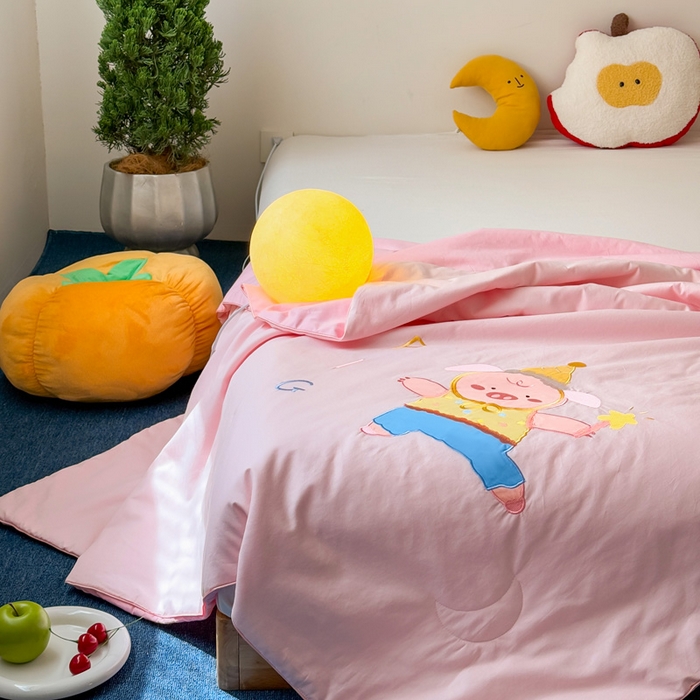 91家纺网 家纺一手货源 找家纺 2025新款快乐多巴胺纯棉夏被 粉色彩虹小猪猪