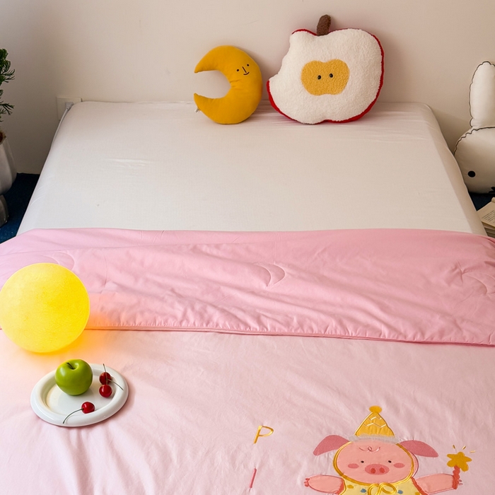 91家纺网 家纺一手货源 找家纺 2025新款快乐多巴胺纯棉夏被 粉色彩虹小猪猪