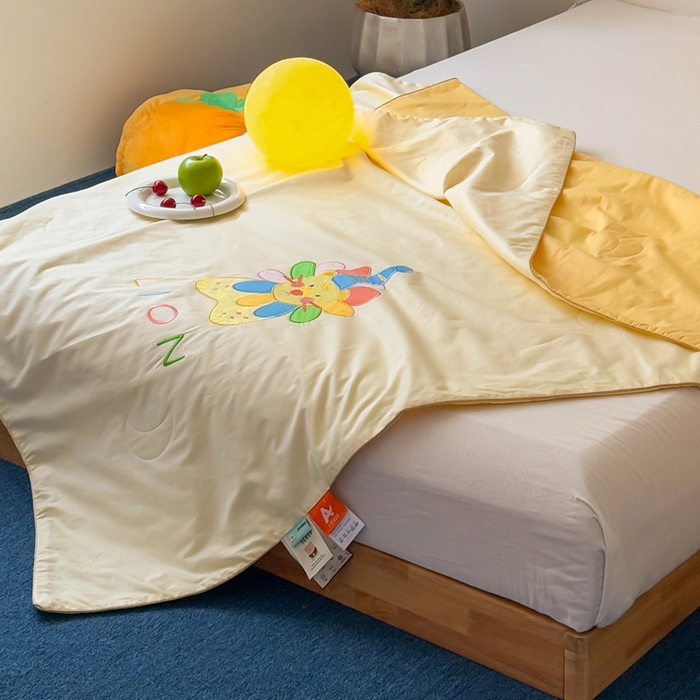 91家纺网 家纺一手货源 找家纺 2025新款快乐多巴胺纯棉夏被 黄色彩虹小狮子