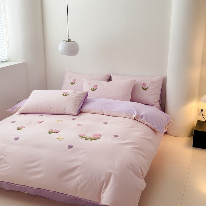 91家纺网 家纺一手货源 找家纺 锦觅家纺 2025新款卡通小清新毛巾绣全棉纯棉四件套（大版定位花型） 蝶恋花（粉紫）