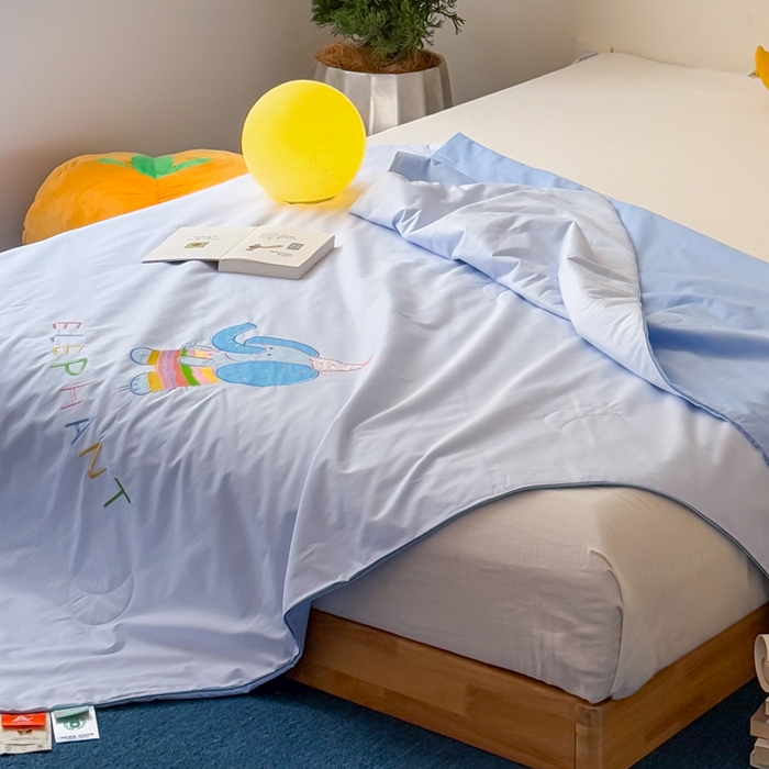 91家纺网 家纺一手货源 找家纺 2025新款快乐多巴胺纯棉夏被 蓝色彩虹小象