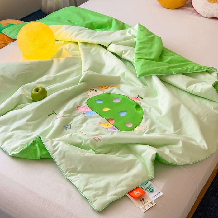 91家纺网 家纺一手货源 找家纺 2025新款快乐多巴胺纯棉夏被 绿色彩虹小恐龙