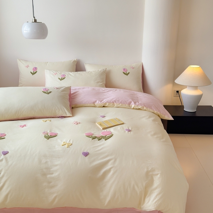 91家纺网 家纺一手货源 找家纺 锦觅家纺 2025新款卡通小清新毛巾绣全棉纯棉四件套（大版定位花型） 蝶恋花（米粉）