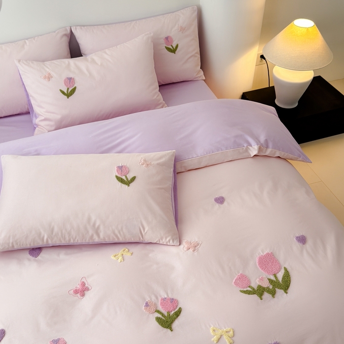 91家纺网 家纺一手货源 找家纺 锦觅家纺 2025新款卡通小清新毛巾绣全棉纯棉四件套（大版定位花型） 蝶恋花（粉紫）