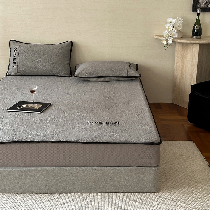 91家纺网 家纺一手货源 找家纺 圆岛家纺 2025新款3D高分子凉感浮雕提花软凉席床笠款三件套 漠语-灰