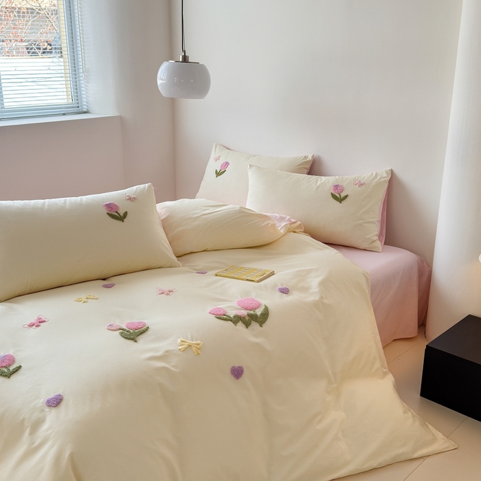 91家纺网 家纺一手货源 找家纺 锦觅家纺 2025新款卡通小清新毛巾绣全棉纯棉四件套（大版定位花型） 蝶恋花（米粉）