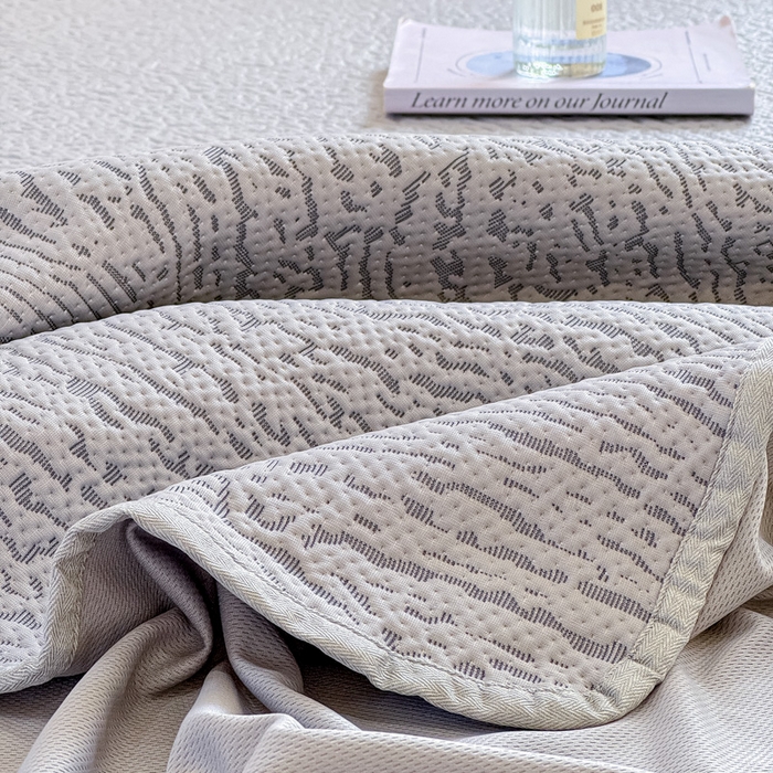 91家纺网 家纺一手货源 找家纺 棉生活家纺 2025新款高端款冰离子超软按摩凉席 豹纹-灰-床裙款