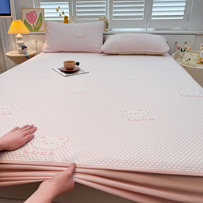 91家纺网 家纺一手货源 找家纺 喜居 2025新款A类凉豆豆提花床笠凉感豆豆床笠 luck小冰熊-粉