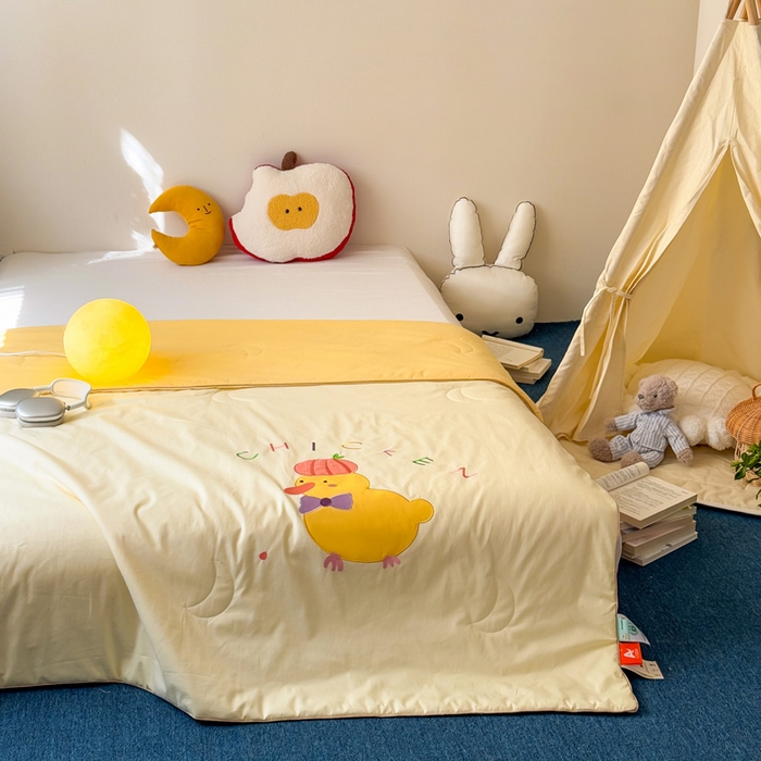 91家纺网 家纺一手货源 找家纺 2025新款快乐多巴胺纯棉夏被 黄色彩虹小鸭子