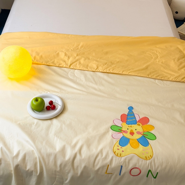 91家纺网 家纺一手货源 找家纺 2025新款快乐多巴胺纯棉夏被 黄色彩虹小狮子