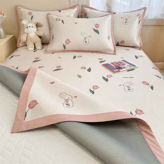 91家纺网 家纺一手货源 找家纺 典曼家纺 2025新款600D数码印花冰藤席席子凉席-床席款 花田小兔