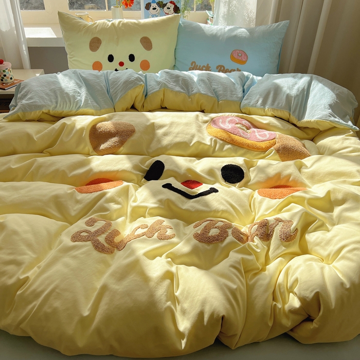 91家纺网 家纺一手货源 找家纺 顾里家纺 2025新款甜系表情包云朵棉毛巾绣四件套 幸运熊