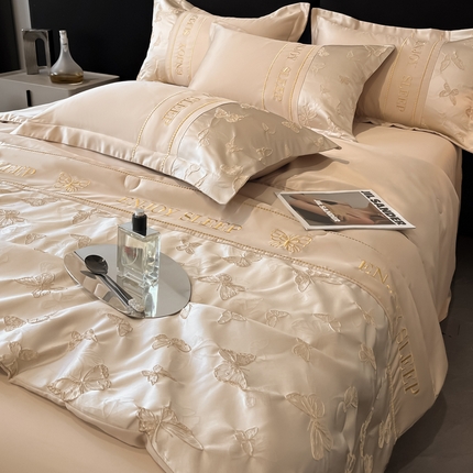 91家纺网 家纺一手货源 找家纺 金阳光家纺 2025新款金丝提花浮雕水洗天丝夏被四件套 福蝶-香槟