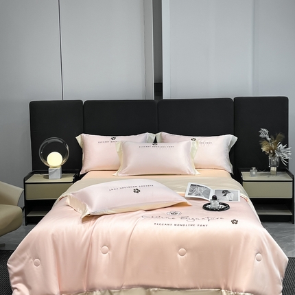 91家纺网 家纺一手货源 找家纺 仔仔熊 2025新款水洗真丝夏凉被四件套-春暖花开系列 春暖花开 奶油粉-奶茶