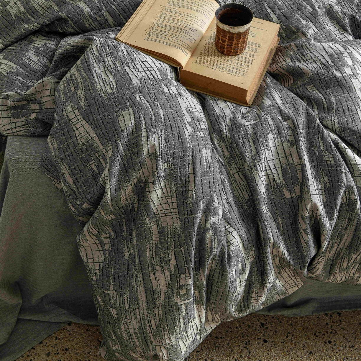 91家纺网 家纺一手货源 找家纺 云上 2025全棉色织大提花床品·侘寂潮汐   潮汐-黑灰