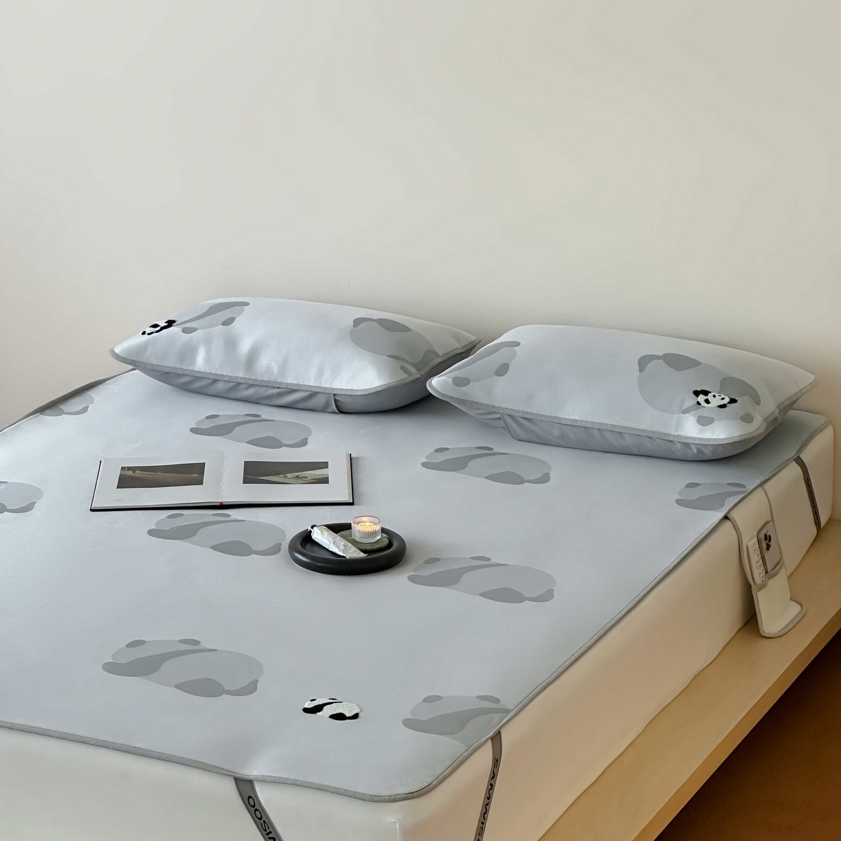 91家纺网 家纺一手货源 找家纺 2025新款抗菌防螨熊猫系列毛巾绣提花冰丝养生席-终版 熊猫躺赢 床席