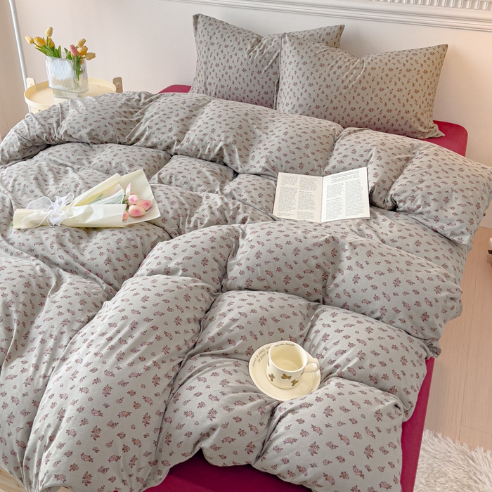 91家纺网 家纺一手货源 找家纺 伊嫚家居 新款日式新品全棉针织棉A类活性印花四件套天竺棉小碎花复古亲肤被罩床笠款套件 雅素栀子花