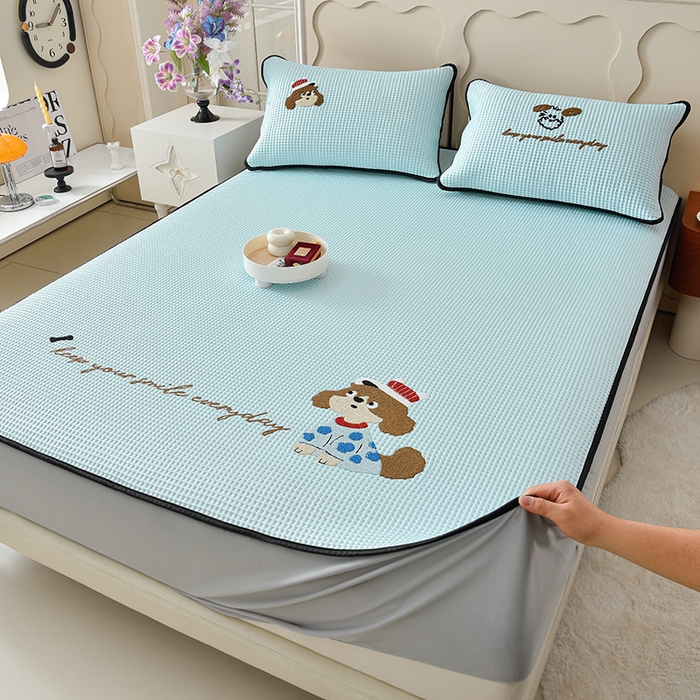 91家纺网 家纺一手货源 找家纺 炫拼  2025新款A类凉豆豆华夫格卡通绣花床笠款三件套 最奶的狗