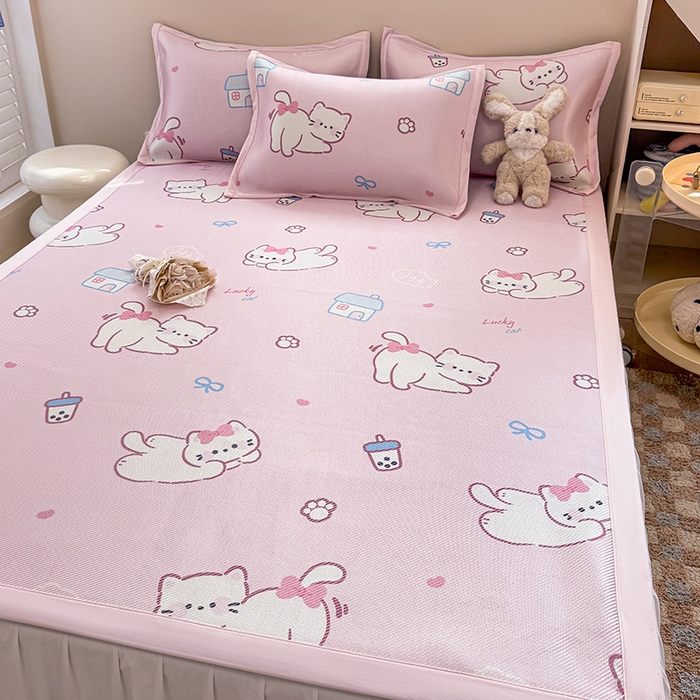 91家纺网 家纺一手货源 找家纺 典曼家纺 2025新款600D数码印花冰藤席席子凉席-床席款 奶茶猫咪