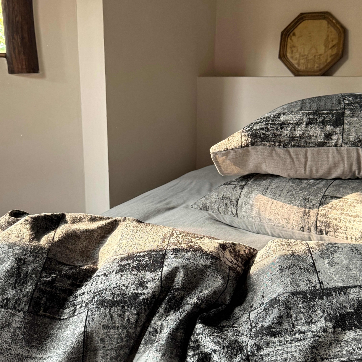 91家纺网 家纺一手货源 找家纺 云上 2025全棉色织大提花床品·侘寂空间   空间-黑灰