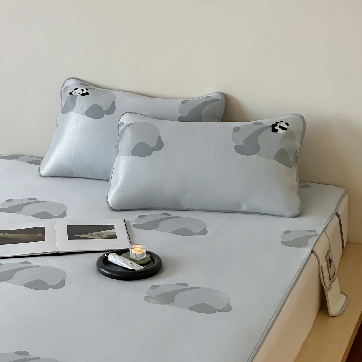 91家纺网 家纺一手货源 找家纺 2025新款抗菌防螨熊猫系列毛巾绣提花冰丝养生席-终版 熊猫躺赢 床席