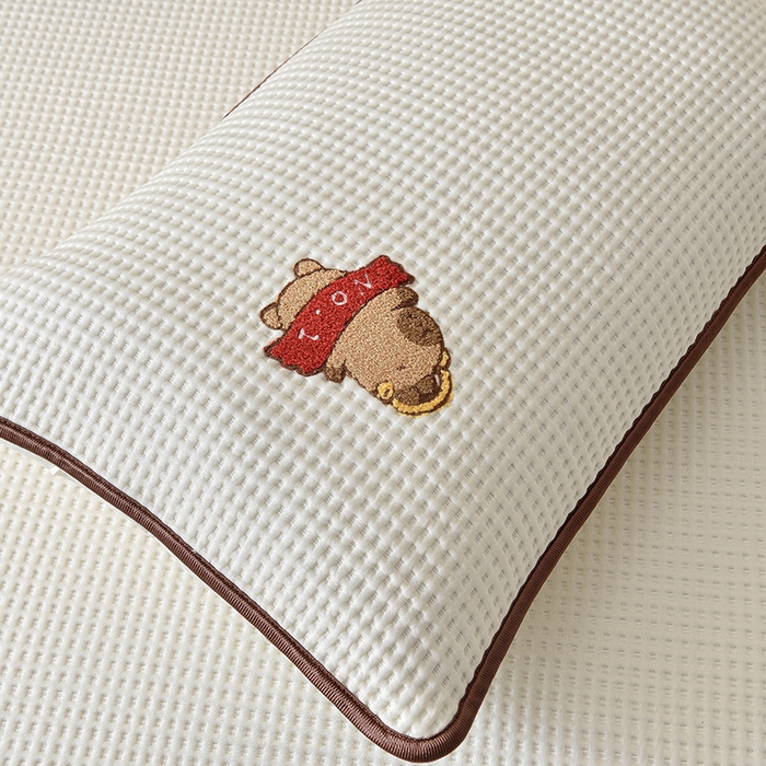 91家纺网 家纺一手货源 找家纺 炫拼  2025新款A类凉豆豆华夫格卡通绣花床笠款三件套 快乐的卡皮