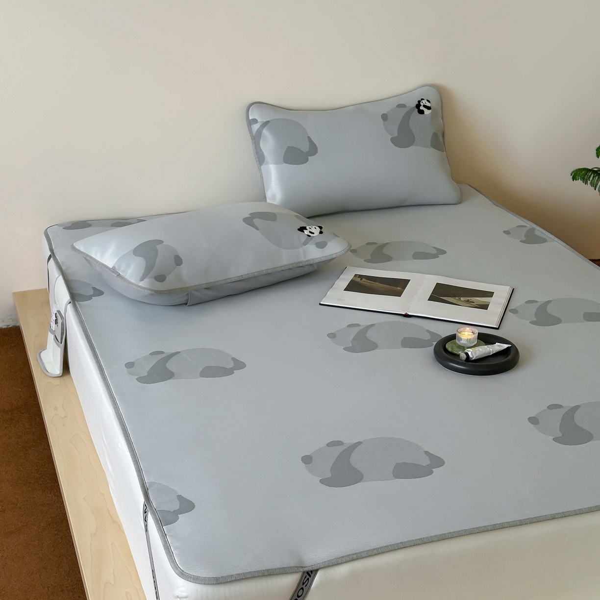 91家纺网 家纺一手货源 找家纺 2025新款抗菌防螨熊猫系列毛巾绣提花冰丝养生席-终版 熊猫躺赢 床席