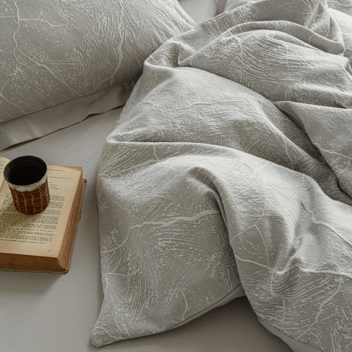 91家纺网 家纺一手货源 找家纺 云上 2025全棉提花床品系列·冰裂   色织冰裂-浅灰