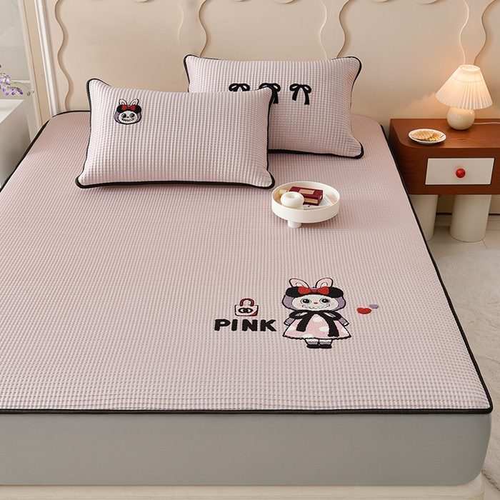 91家纺网 家纺一手货源 找家纺 炫拼  2025新款A类凉豆豆华夫格卡通绣花床笠款三件套 名媛兔