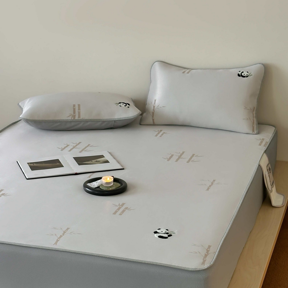 91家纺网 家纺一手货源 找家纺 2025新款抗菌防螨熊猫系列毛巾绣提花冰丝养生席-终版 熊猫高升 床笠