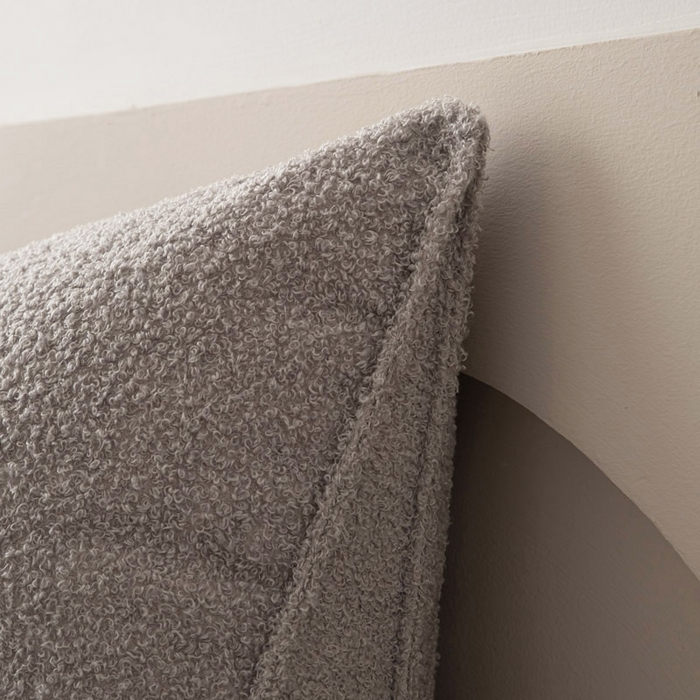 91家纺网 家纺一手货源 找家纺 美达人 2025新款泰迪绒三角珍珠棉靠垫 泰迪毛-珍珠-灰