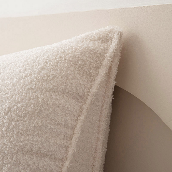 91家纺网 家纺一手货源 找家纺 美达人 2025新款泰迪绒三角珍珠棉靠垫 泰迪毛-荷花-米白