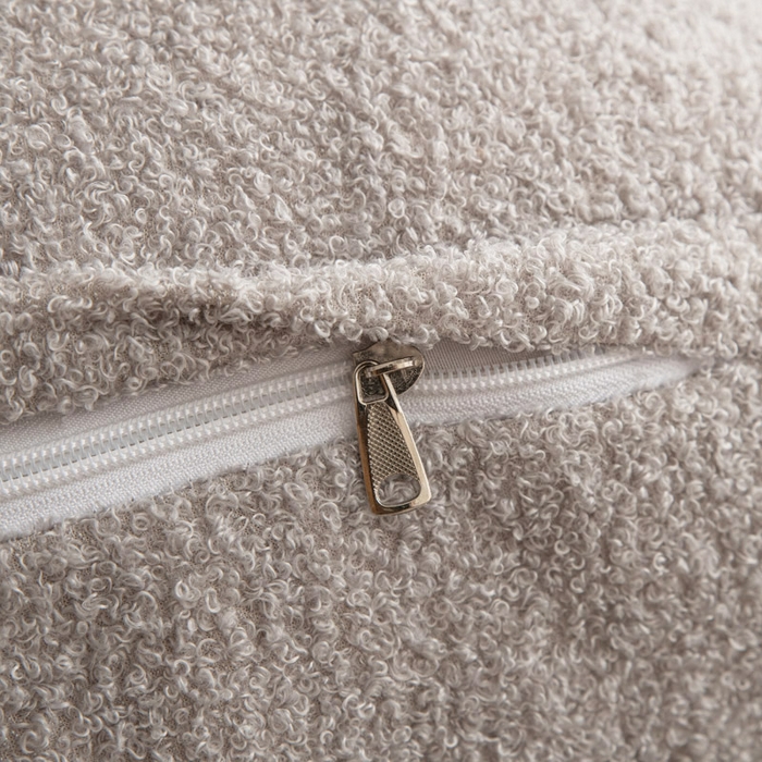 91家纺网 家纺一手货源 找家纺 美达人 2025新款泰迪绒三角珍珠棉靠垫 泰迪毛-珍珠-灰