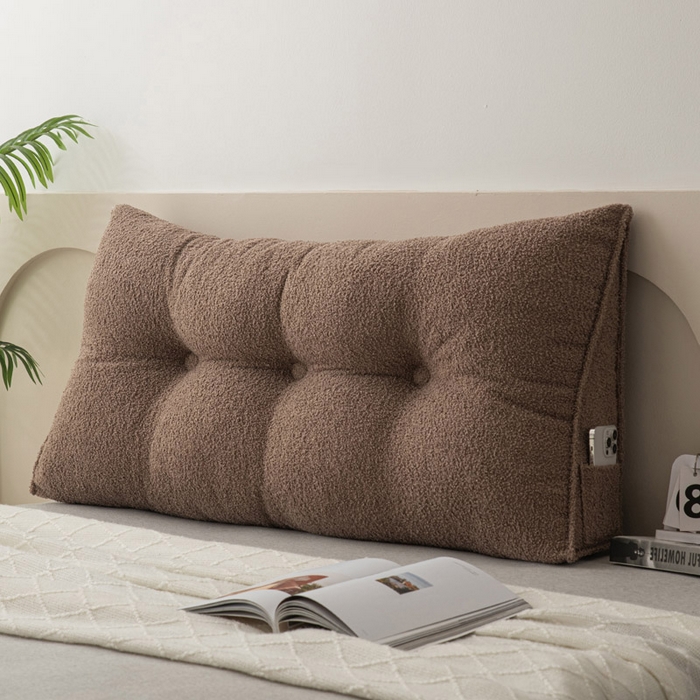 91家纺网 家纺一手货源 找家纺 美达人 2025新款泰迪绒三角珍珠棉靠垫 泰迪毛-丁香-棕