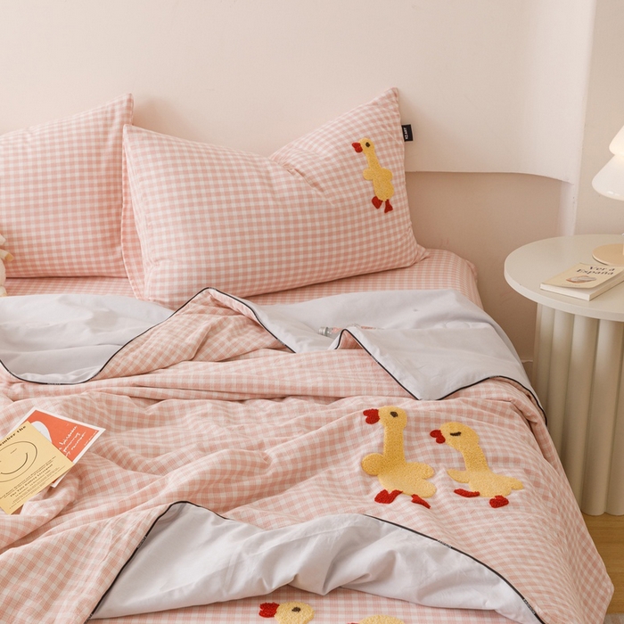 91家纺网 家纺一手货源 找家纺 卡姿家纺 2025新款色织水洗棉毛巾绣夏被夏凉被空调被 夏被粉小格