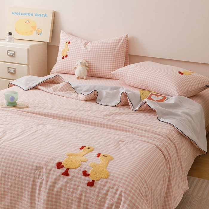 91家纺网 家纺一手货源 找家纺 卡姿家纺 2025新款色织水洗棉毛巾绣夏被夏凉被空调被 夏被粉小格