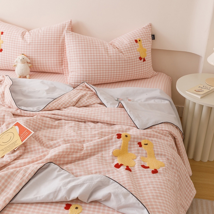 91家纺网 家纺一手货源 找家纺 卡姿家纺 2025新款色织水洗棉毛巾绣夏被夏凉被空调被 夏被粉小格