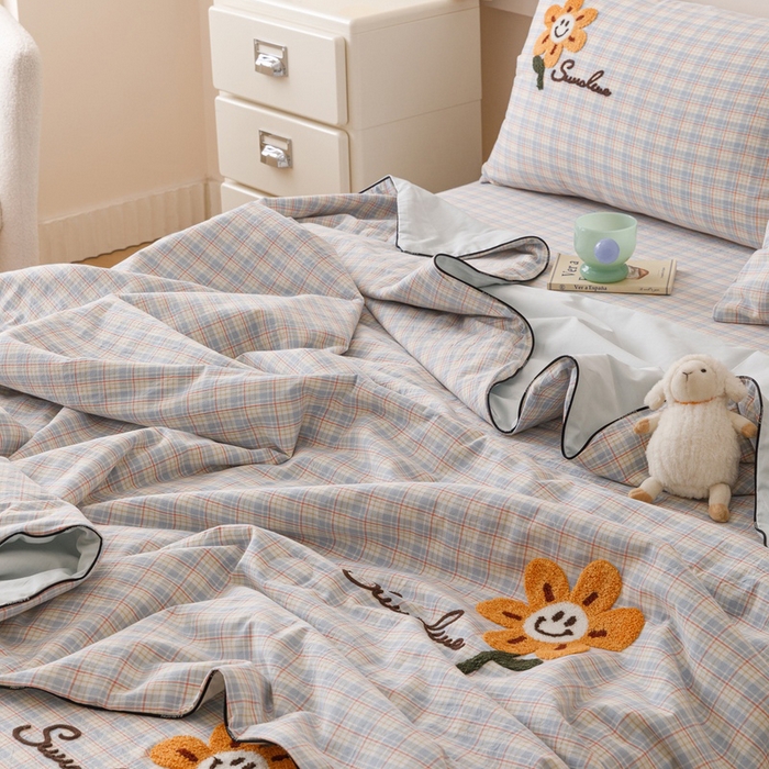 91家纺网 家纺一手货源 找家纺 卡姿家纺 2025新款色织水洗棉毛巾绣夏被夏凉被空调被 夏被红蓝小格