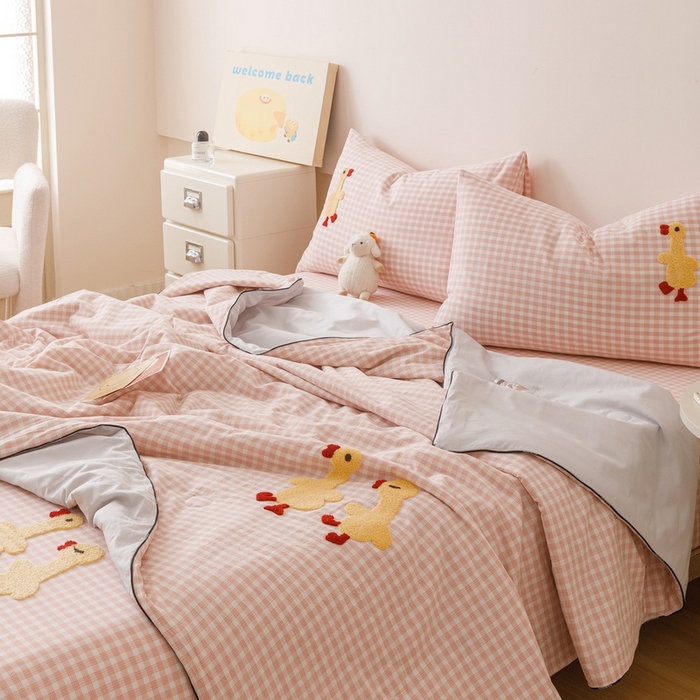 91家纺网 家纺一手货源 找家纺 卡姿家纺 2025新款色织水洗棉毛巾绣夏被夏凉被空调被 夏被粉小格