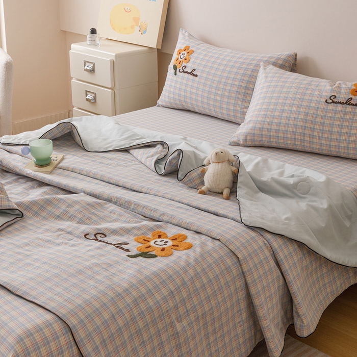 91家纺网 家纺一手货源 找家纺 卡姿家纺 2025新款色织水洗棉毛巾绣夏被夏凉被空调被 夏被红蓝小格