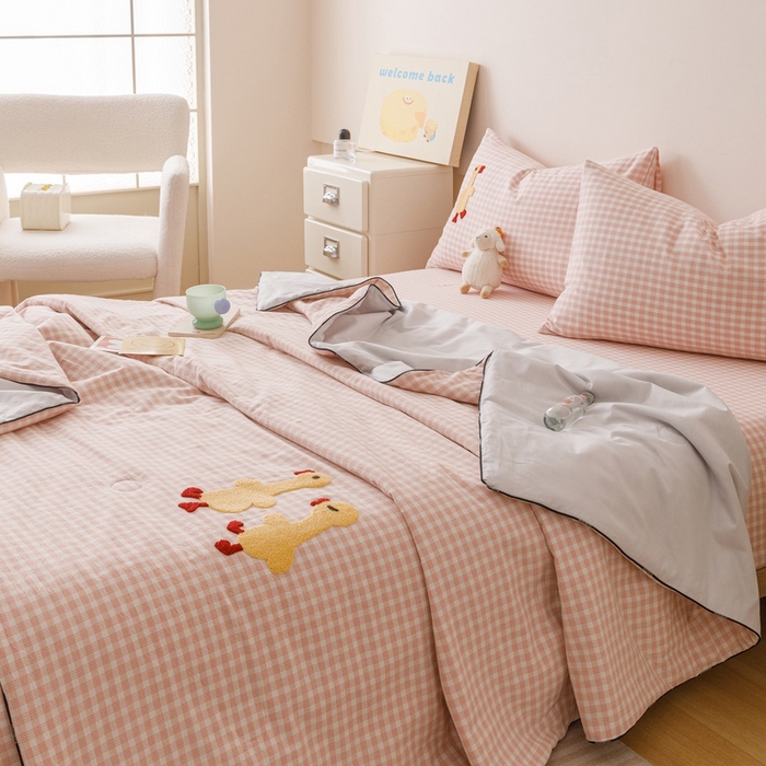 91家纺网 家纺一手货源 找家纺 卡姿家纺 2025新款色织水洗棉毛巾绣夏被夏凉被空调被 夏被粉小格