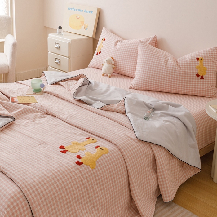 91家纺网 家纺一手货源 找家纺 卡姿家纺 2025新款色织水洗棉毛巾绣夏被夏凉被空调被 夏被粉小格