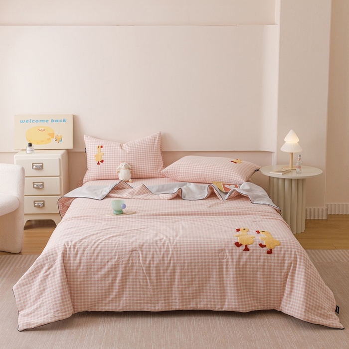 91家纺网 家纺一手货源 找家纺 卡姿家纺 2025新款色织水洗棉毛巾绣夏被夏凉被空调被 夏被粉小格