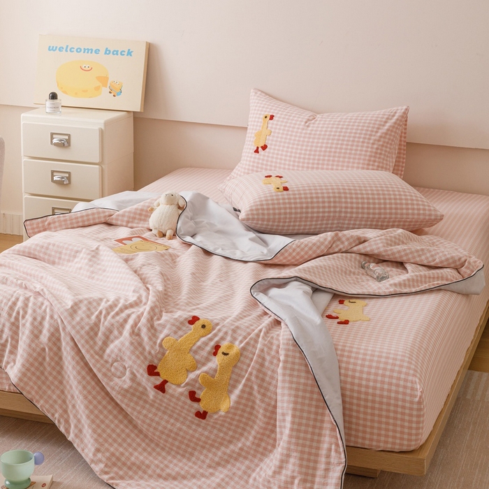 91家纺网 家纺一手货源 找家纺 卡姿家纺 2025新款色织水洗棉毛巾绣夏被夏凉被空调被 夏被粉小格