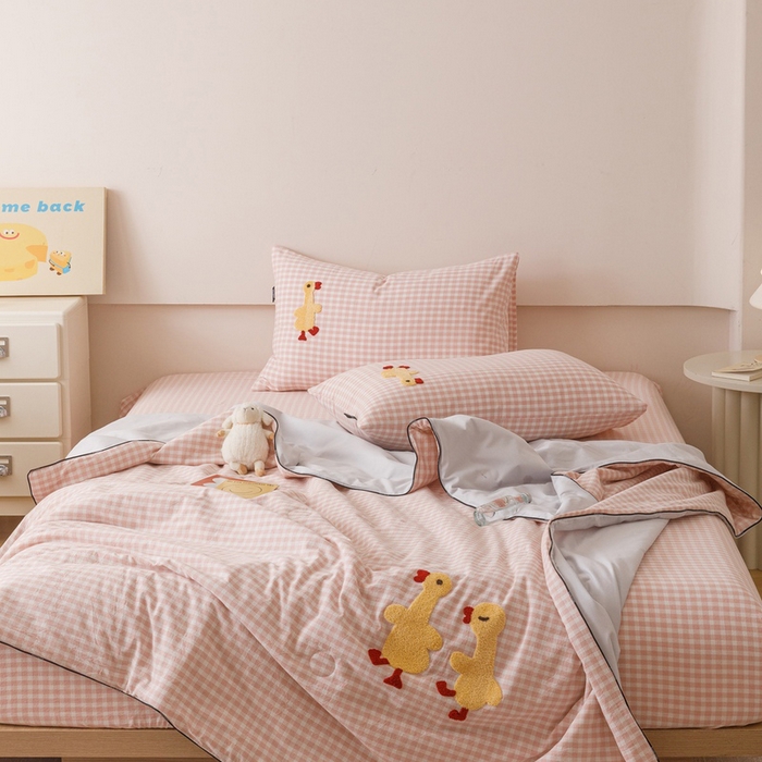 91家纺网 家纺一手货源 找家纺 卡姿家纺 2025新款色织水洗棉毛巾绣夏被夏凉被空调被 夏被粉小格