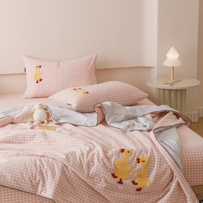 91家纺网 家纺一手货源 找家纺 卡姿家纺 2025新款色织水洗棉毛巾绣夏被夏凉被空调被 夏被粉小格