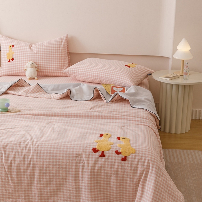 91家纺网 家纺一手货源 找家纺 卡姿家纺 2025新款色织水洗棉毛巾绣夏被夏凉被空调被 夏被粉小格