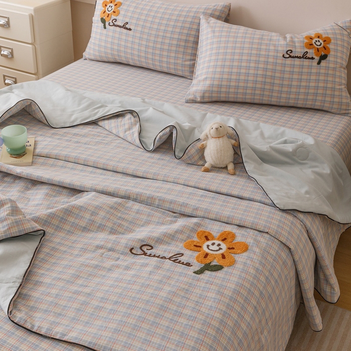 91家纺网 家纺一手货源 找家纺 卡姿家纺 2025新款色织水洗棉毛巾绣夏被夏凉被空调被 夏被红蓝小格