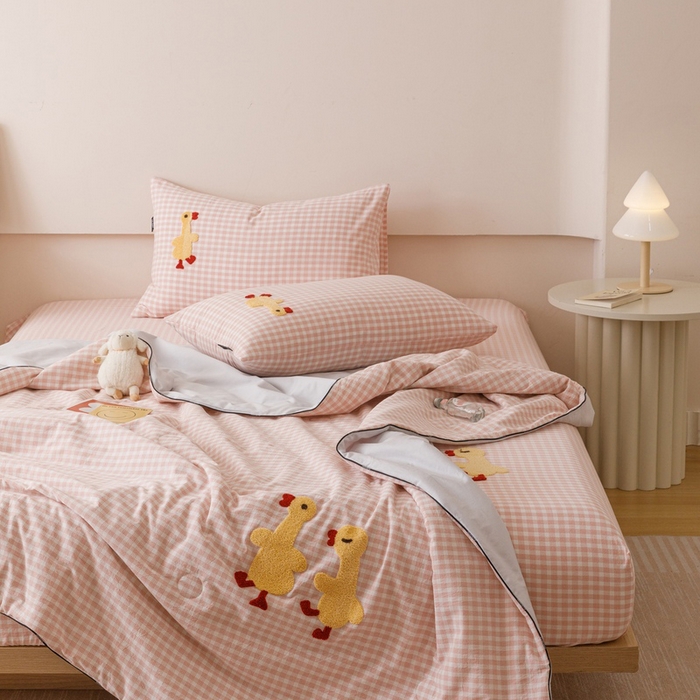 91家纺网 家纺一手货源 找家纺 卡姿家纺 2025新款色织水洗棉毛巾绣夏被夏凉被空调被 夏被粉小格